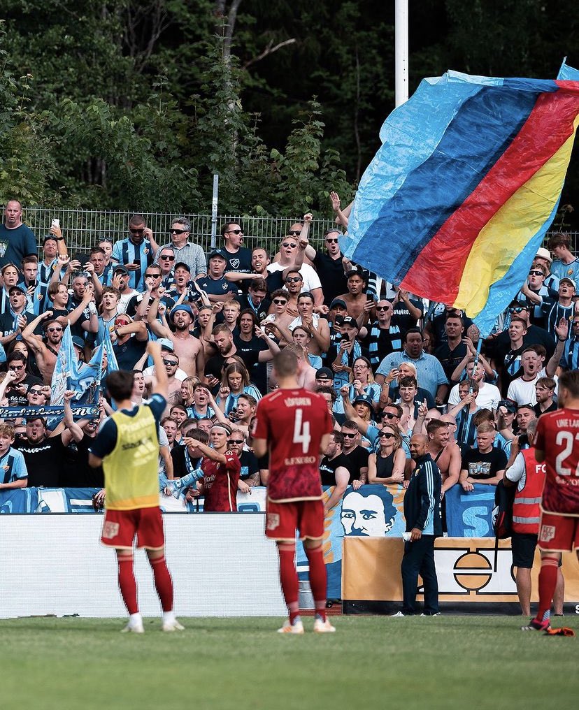 StrommenAbbe's tweet photo. Svensk sommar brukar betyda sviktande publiksiffror i Allsvenskan.

Gamla Ullevi slutsåld i bottenmötet mellan IFK GBG-Varberg.

AIK på kvalplats mot BK Häcken, 22 207 åskådare.

MFF-Mjällby, slutsålt.

Djurgården nytt rekord på Finnvedsvallens bortasektion.

Allsvenskan❤️ https://t.co/e2J3n2fc8A