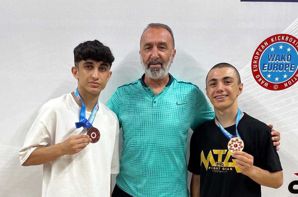 Mardin’de devam eden Türkiye Kick Boks Şampiyonası'nda sporcularımız;

Salih Samet Oruç: Büyükler Low Kick 51 Kg'da Türkiye Şampiyonu 🥇

Tayyip Erdoğan Yapıcı: Genç Erkekler Low Kick 51 Kg'da Türkiye üçüncüsü 🥉 olarak bizleri gururlandırdılar.

Genç sporcularımızı canı gönülden