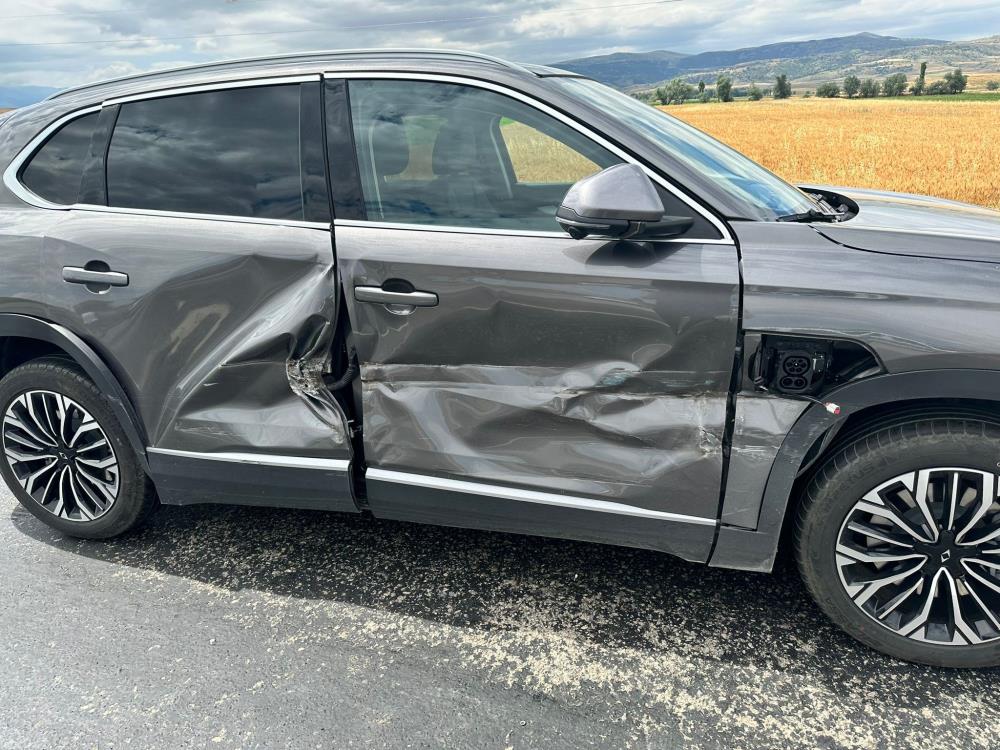bpthaber's tweet photo. 'Patpat' olarak da bilinen bir tarım aracı, Togg'a çarptı. https://t.co/lI0fZKGXmP