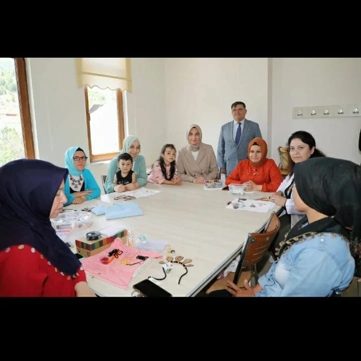 Sayın Valimiz Doç. Dr. Kübra Güran YİĞİTBAŞI Erkmen Kadın Kültür Evimizi ziyaret ederek aktif olan kurslar ve yapılan faaliyetler hakkında incelemelerde bulundu. <a href="/kubrayigitbasi/">Doç. Dr. Kübra Güran Yiğitbaşı</a> <a href="/AfyonValiligi/">T.C. Afyonkarahisar Valiliği</a> <a href="/memduhkus/">Memduh Kuş</a> <a href="/afyonkulturevi/">Afyonkarahisar Kadın Kültür Evleri</a> @erkmen_koop