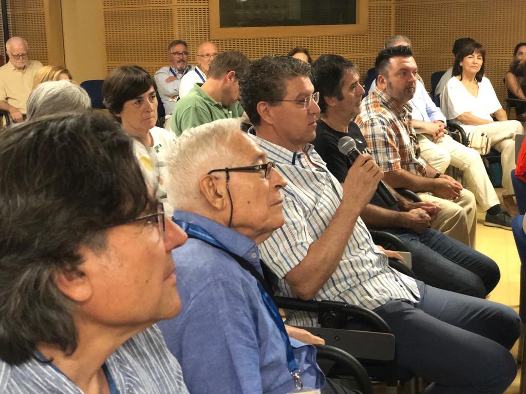 SE_MemoDemo's tweet photo. Los trabajos de exhumaciones en el Valle de Cuelgamuros han comenzado a dar resultados positivos.

El SE de #MemoriaDemocrática, @FmartineL, y el equipo técnico y forense se han reunido hoy en La Moncloa con los familiares que reclaman los restos de las v��ctimas allí inhumadas. https://t.co/uu4L6498Zs