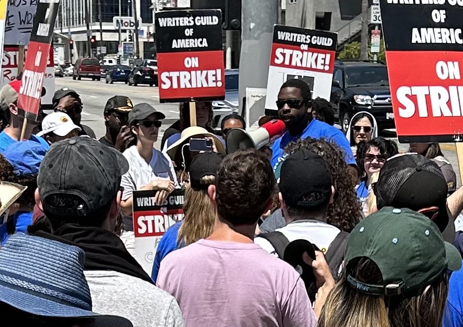 🪧🪧 Filling Sunset & Van Ness for the #PayUpHollywood picket at @netflix 🪧🪧