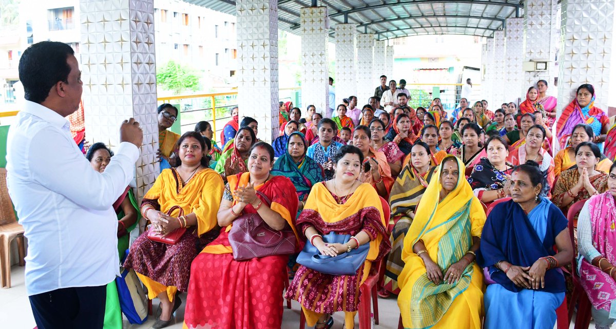 BiswalOfficial's tweet image. କଟକ ମହାନଗର ନିଗମ ୨୪ନମ୍ୱର ୱାର୍ଡ ରେ ଡେଙ୍ଗୁ ସଚେତନତା କାର୍ଯ୍ୟକ୍ରମ ସହିତ ବିଶାଳ ପଦଯାତ୍ରା ଅନୁଷ୍ଠିତ ହୋଇଯାଇଛି।ୱାର୍ଡର ସମସ୍ତ ଘର ଘର ବୁଲି ସଚେତନତା କରାଇବା ସହ ଡ଼ାକବାଜି ଯନ୍ତ୍ର ବଜାଇ ଓ ଲିପ୍ଲେଟ ବଣ୍ଟନ କରି ସଚେତନତା କରାଯାଇଥିଲା। ୧/୩
#Cuttack #Dengu #CMC