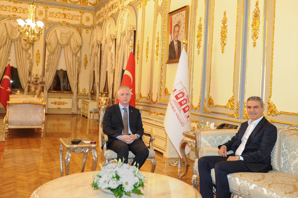 İstanbul valiliğine atanan sayın Davut Gülü makamında ziyaret ederek hayırlı olsun dileklerimizi ilettik.Misafirliği için sayın valime şükranlarımı sunuyorum .<a href="/gul_davut/">Davut GÜL</a>