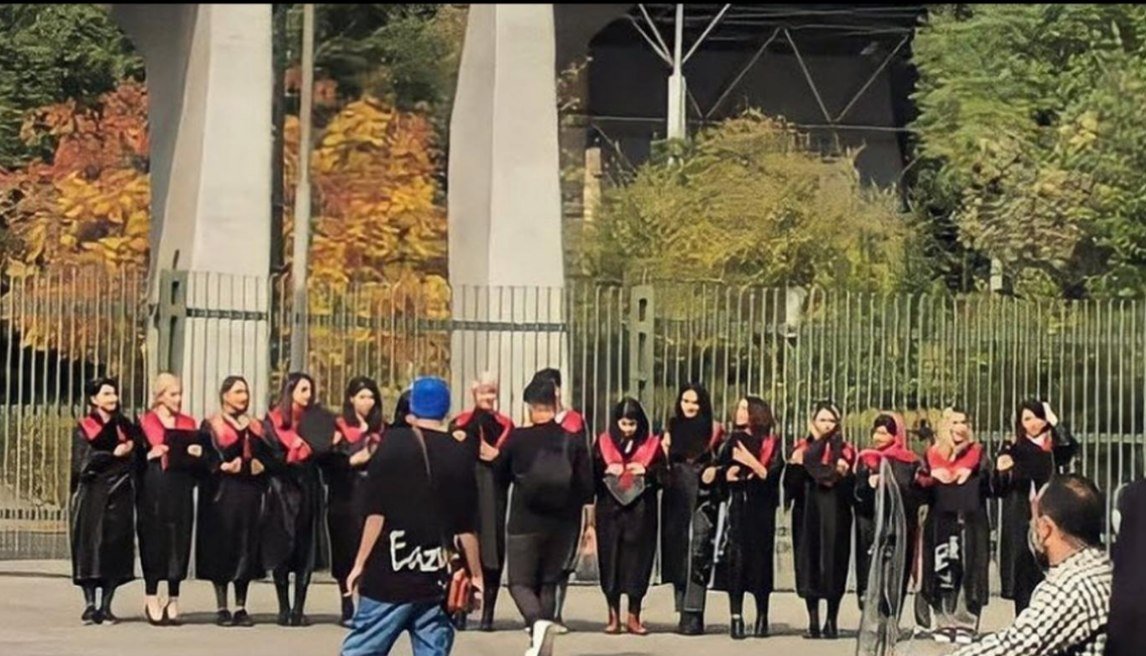 famil2r's tweet photo. دقیقا شما با همین جشن ها مخالفین وگرنه چرا وقتی که دانشجوهای مثلا فرهیخته علنا قانون شکنی کردن دلتون برای دانشگاه نسوخت!
چرا وقتی تو دانشگاه انواع فحش ها و حرکات دور از شان دانشجو انجام دادن دلتون برای مهمترین دانشگاه  مملکت نسوخت!
درد شما هرچی باشه درد جایگاه دانشگاه نیست! https://t.co/AkiCtUYVad