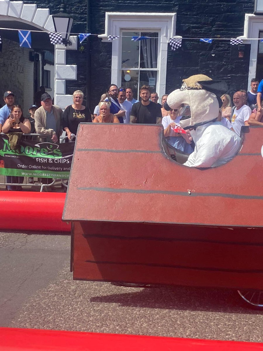 Mees hoodad did dress up as snoopy beagle to go ferry fast in a soapbox race. hims daft. #soapbox #castledouglas