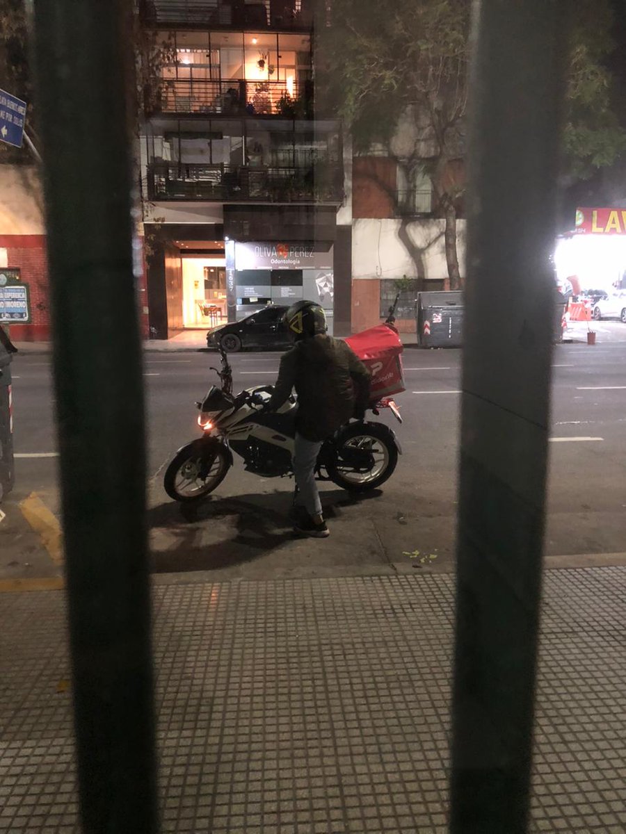 FUSORTV's tweet photo. EDUARD HERNANDEZ se robo ese trípode de la foto. Es un tripode de luces ni siquiera sirve para una cámara.  lo mandamos a buscar a casa amigo en calle Independencia CABA y el tipo cancelo el envío. @pedidosya no da el tel de la persona y solo reconoce
 $ 5000 difundir y RETWITEAR https://t.co/aN6javHGxb