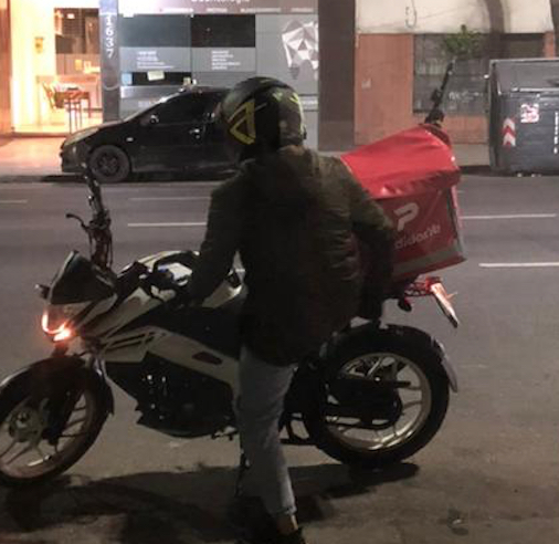 FUSORTV's tweet photo. EDUARD HERNANDEZ se robo ese trípode de la foto. Es un tripode de luces ni siquiera sirve para una cámara.  lo mandamos a buscar a casa amigo en calle Independencia CABA y el tipo cancelo el envío. @pedidosya no da el tel de la persona y solo reconoce
 $ 5000 difundir y RETWITEAR https://t.co/aN6javHGxb