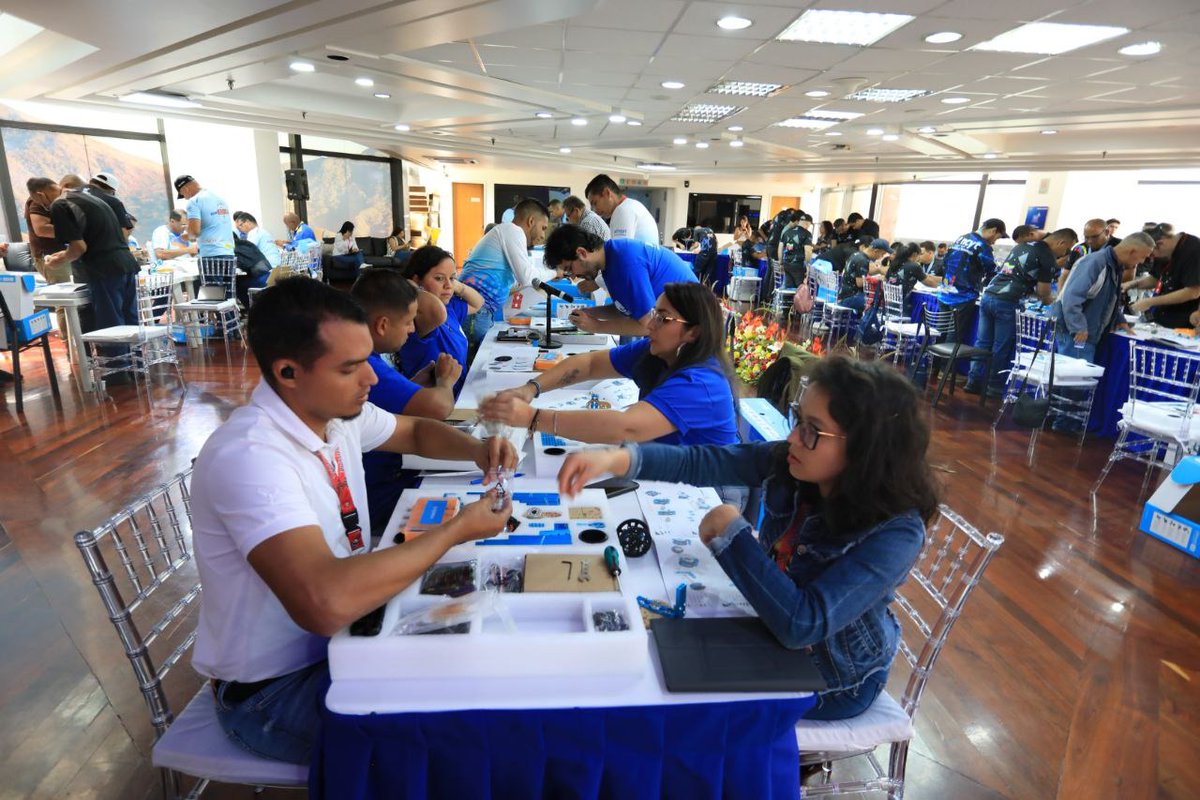 #10Jul |  MinCyT inicia capacitación de facilitadores con miras a crear 3 mil centros de robótica infantil en el territorio nacional

Conoce más detalles aquí ➡️ tinyurl.com/3uc9cb6y

#PorAmorALaPatria #CienciaYTecnología