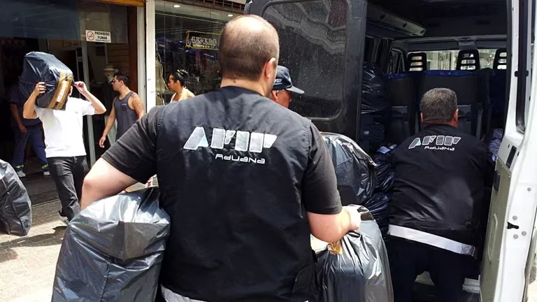El_vengaK's tweet photo. Allanamientos en el microcentro a 23 bancos. Parece ser que ayudaron a fugar dolares usando SIMIs falsos. Grandes importadores en la mira y bancos que fueron complices de la fuga. https://t.co/8sYeWyKrFX