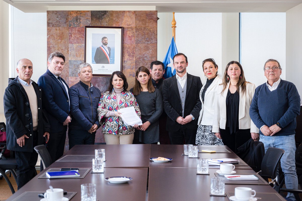 MinMineria_cl's tweet photo. #AgendaMinería | Ministra @MarcelaHernando se reúne con Diputado @NelsonVenegas_, alcalde de #Catemu, Rodrigo Díaz, concejales de la comuna, representantes de asociaciones de pirquineros y trabajadores, para abordar la situación de Planta Amalia de CEMIN. https://t.co/rEDUKq9Njx