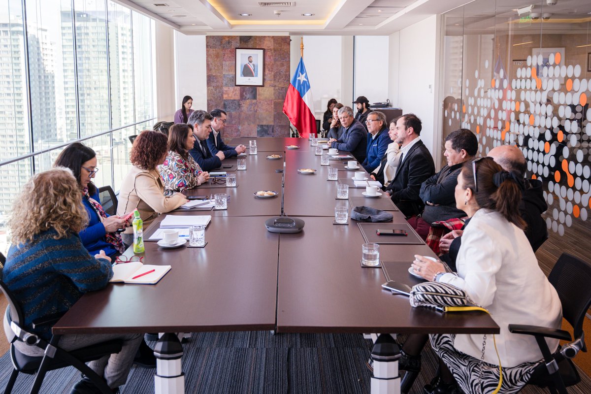 MinMineria_cl's tweet photo. #AgendaMinería | Ministra @MarcelaHernando se reúne con Diputado @NelsonVenegas_, alcalde de #Catemu, Rodrigo Díaz, concejales de la comuna, representantes de asociaciones de pirquineros y trabajadores, para abordar la situación de Planta Amalia de CEMIN. https://t.co/rEDUKq9Njx