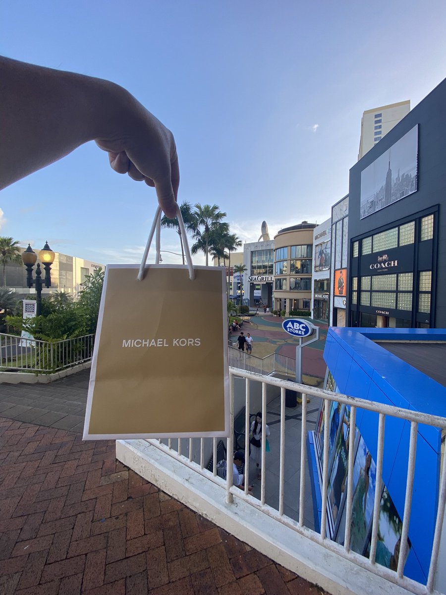 dylonhalina32's tweet photo. Michael Kors you never failed me when it come to watche’s brand 💕 #collection #MichaelKors https://t.co/Xd97TLvIr5