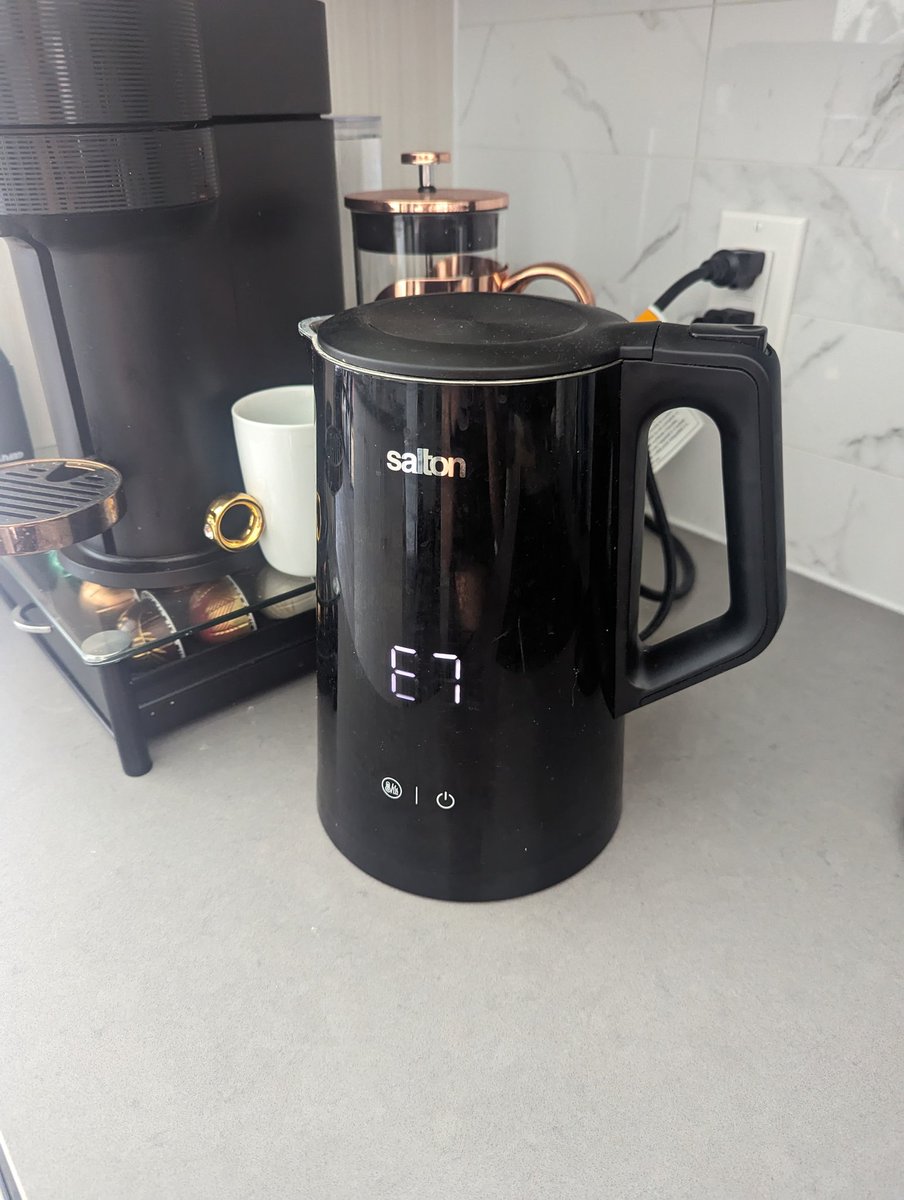 amazinGrace_'s tweet photo. My @saltongroup kettle made it a year... Who says new digital tech is better. This is what I get for listening to my ex who was all for the digital aesthetic. #productfail https://t.co/351b1VTITH
