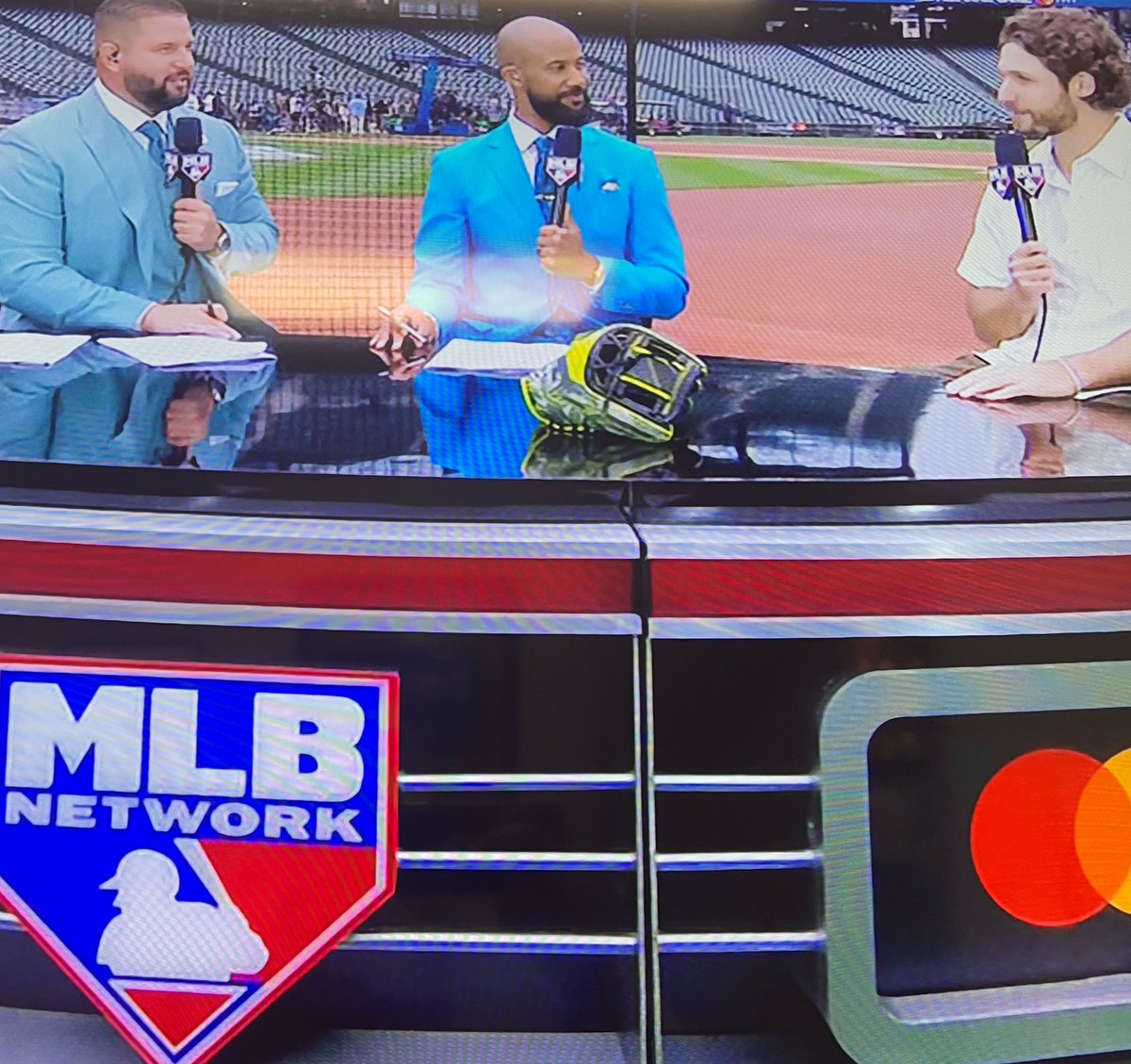 DBATSV's tweet image. As seen on the big stage!

@RawlingsSports Rev1x are so clean 🧽🧼