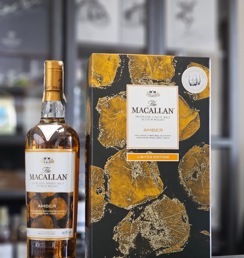 Malt_book's tweet photo. 🥃 Meet the Macallan Amber - the one that started it all for me. Not only is it an excellent single malt from the 1824 set. It's like the whisky starter pack we didn't know we needed! 😂

#MacallanAmber #WhiskyThrowback #MaltBook https://t.co/ikaKkGX6kG