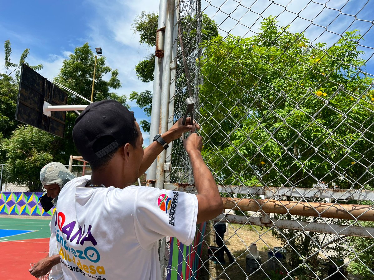 #EnFotos📸 Nos mantenemos trabajando en la cancha de la comunidad Bicentenario parroquia Alfredo Pacheco Miranda. Un espacio que estamos acondicionando gracias a la alcaldesa <a href="/johanitakenpo/">Joana Sánchez</a> y al presidente <a href="/NicolasMaduro/">Nicolás Maduro</a>. ¡+ deporte, + salud, + vida! #PorAmorALaPatria
