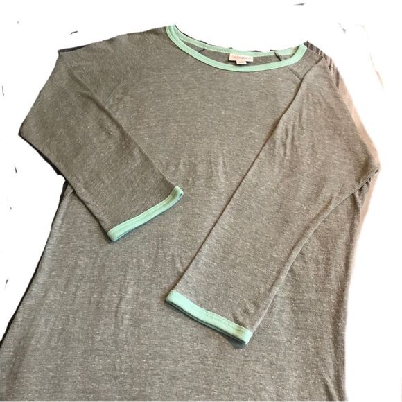 bevfranklin3's tweet photo. So good I had to share! Check out all the items I'm loving on @Poshmarkapp #poshmark #fashion #style #shopmycloset #nautica #valentinogaravani #lularoe: https://t.co/ylOl1ynx56 https://t.co/DilCZTUSSa