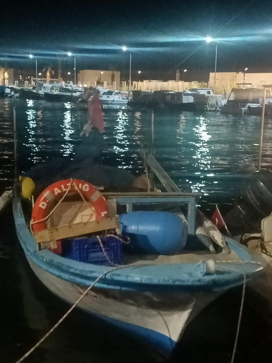 Geceye bir fotoğraf bırakalım:
"Gökyüzünden İzmir'e,
Gece yıldızlar yağar, 
Mehtap sanki gül olur,
Gece İzmir'e açar..."
(Nevzat Güzeldere)
<a href="/Atikopruluoglu/">Atillâ Köprülüoğlu</a>