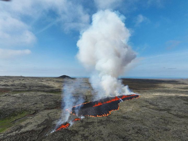 So it begins again 🌋 🇮🇸
A new #eruption started today in the #Fagradalsfjall fissure zone on #Iceland’s #Reykjanes Peninsula, just 50 km from the capital Reykjavík.
The small cone in the background is called Litli Hrutur
📷 Credits: Jakob Vegerfors.