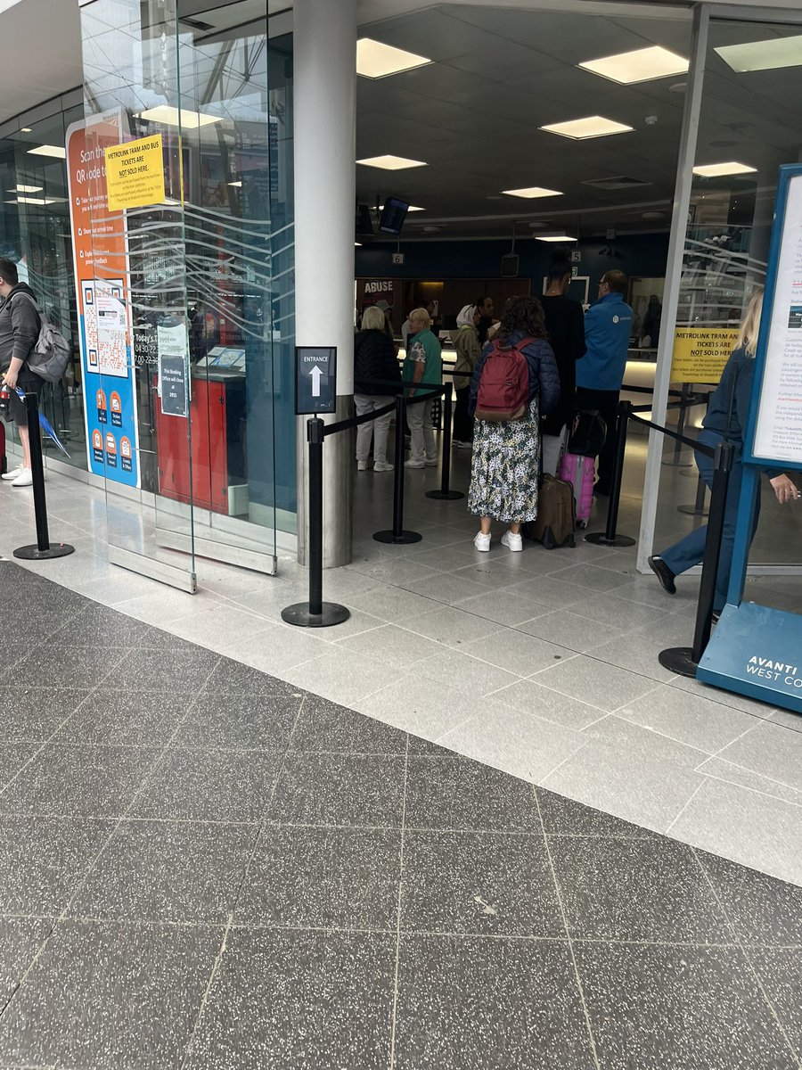 <a href="/RMTunion/">RMT</a>  this was Manchester Piccadilly this morning, but of course “no one uses ticket offices anymore” 

🙄