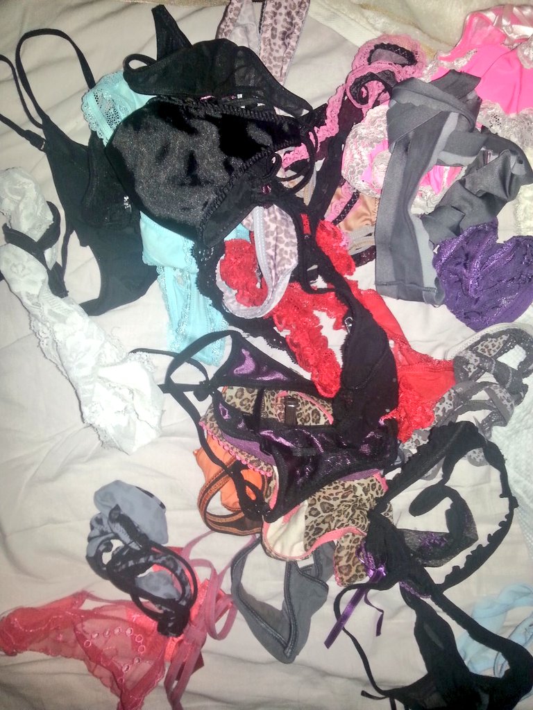 Karım diye demiyorum sevil zevklidir. Götüne yakışanı alır giyer.