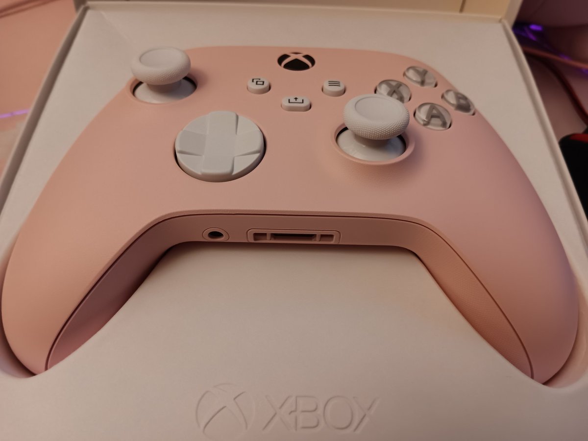 Estrilune's tweet photo. MY NEW CONTROLLER IS FINALLY HERE! GOOD BYE DRIFT!

#Xbox #xboxdesignlab #gamer #gaming #pinkgamingsetup https://t.co/NkeviGLosE