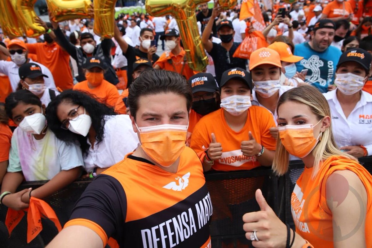 Opinologolo's tweet photo. Medio México preguntándose porque el público de #LaCasaDeLosFamososMx sigue salvando a un político corrupto ligado con el narco como Sergio el Tata Mayer. También medio México:

(tristemente nos mama defender políticos, lo traemos en el ADN y con Mayer pasa el mismo efecto). https://t.co/hctFEEPn8o