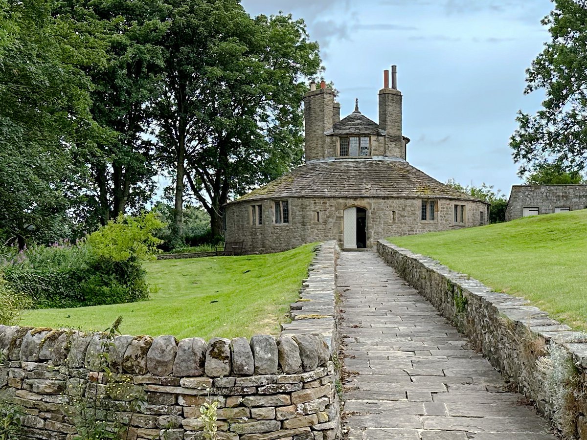 Beamsley Hospital. 16c Almshouse near Skipton. Now a holiday home owned by the Landmark Trust. 

en.m.wikipedia.org/wiki/Beamsley_…