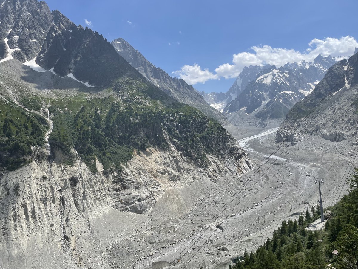 ChristineFert's tweet photo. Chamonix. La mer de glace est dans un triste état. Les glaciers alpins sont en grande souffrance à cause du réchauffement climatique.
⁦⁦@Chamonix_France⁩ @glacier https://t.co/ZOFkp1wNXV