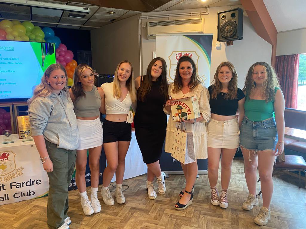 Congratulations to Eli <a href="/LlantwitNet/">Llantwit Fardre Net</a> So proud of you and you are so lucky to be part of such a wonderful team 💚💛#mostimproved #coachoftheyear @CNS_HealthandWb