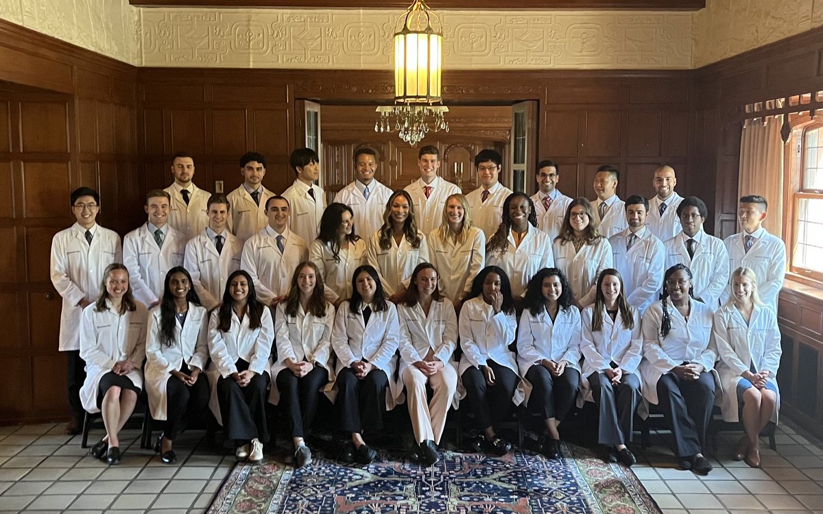 The iconic first white coat photo of the ⁦@CleClinicLCM⁩ class of 2028 at the Foundation house
