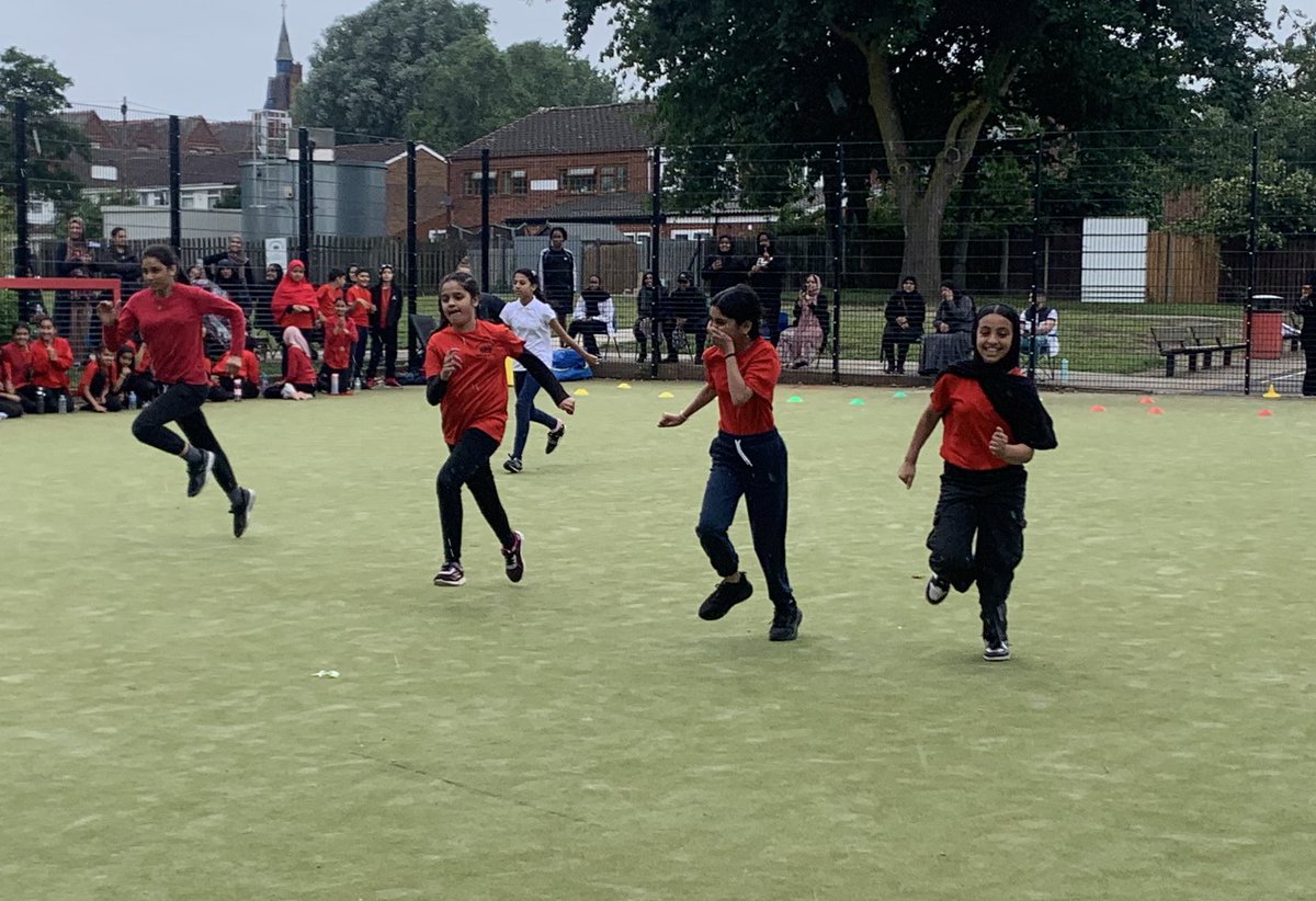 Year 6 sprints and relays were great as part of their @YourSchoolGames day. @MissBakewell1 @YouthSportTrust @MrBhachuMaths thanks @AVFCFoundation for the help! @CliftonSGO @CliftonDeputy