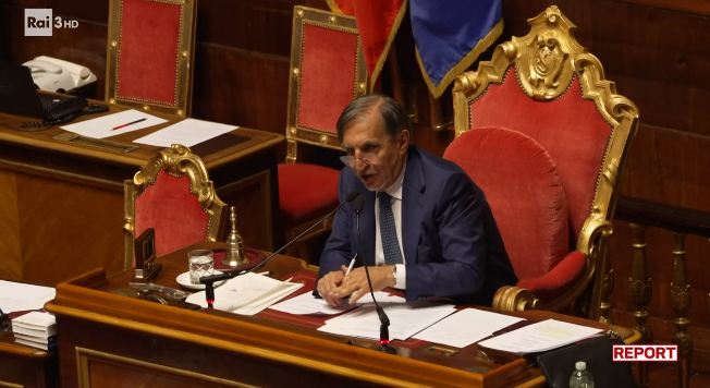 reportrai3's tweet photo. Per aggiungere qualche centinaio di euro al suo magro stipendio, Federica Bottiglioni ha iniziato a lavorare part-time anche al Senato come assistente parlamentare sia dell’allora senatrice Santanché che di Ignazio La Russa #Report https://t.co/gba4f6IiaA