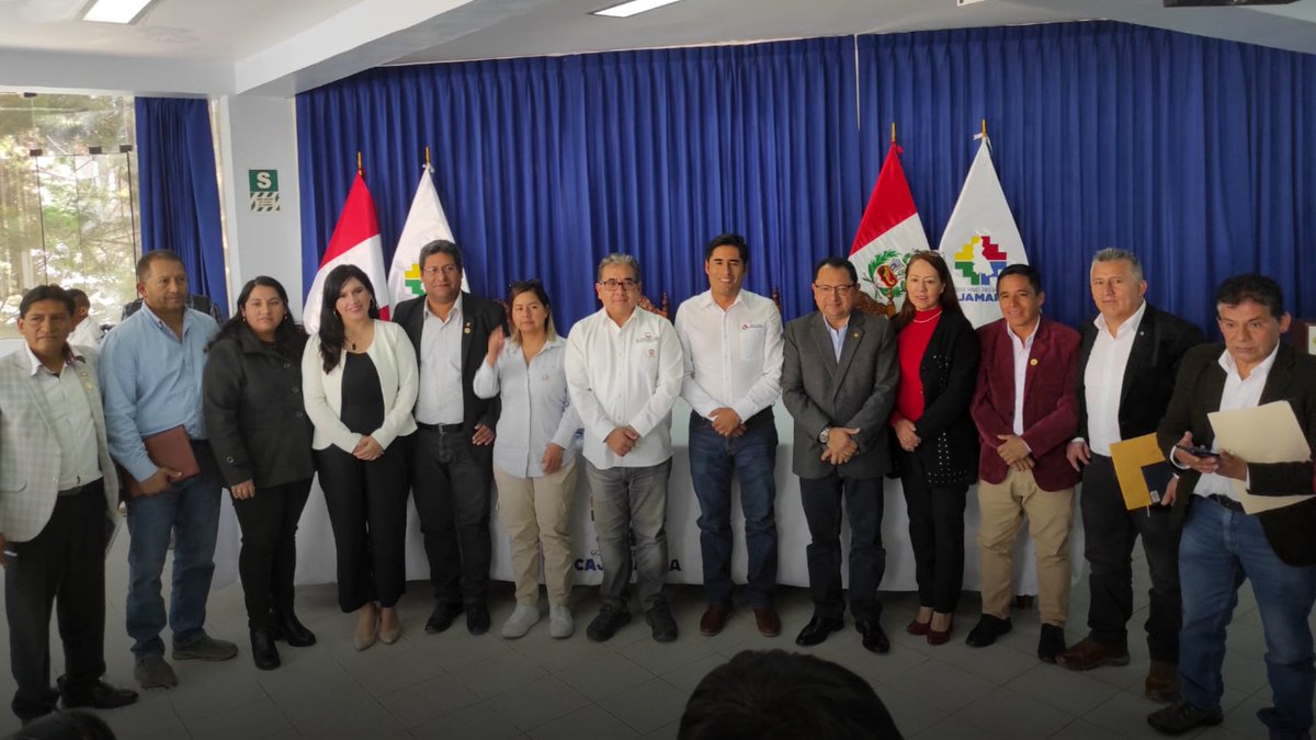 #SemanaDeRepresentacion | #AHORA 
📢Congresista Segundo Quiroz solicita el apoyo a las autoridades regionales y <a href="/ContraloriaPeru/">Contraloría del Perú</a> para la reactivación de las #obras públicas paralizadas en la región #Cajamarca

<a href="/gob_reg/">Región Cajamarca</a>