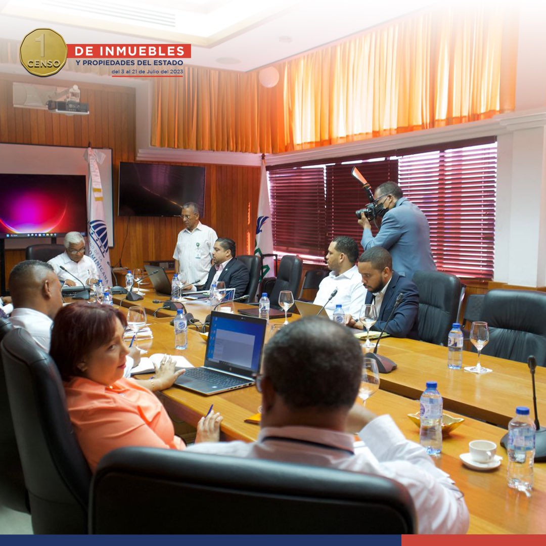 El director general de Bienes Naciones, señor @rafaelburgosgomez, sostuvo una reunión con la comisión creada para darle seguimiento al 1er Censo Nacional de Inmuebles del Estado Dominicano.

¡Juntos por el Cambio!
