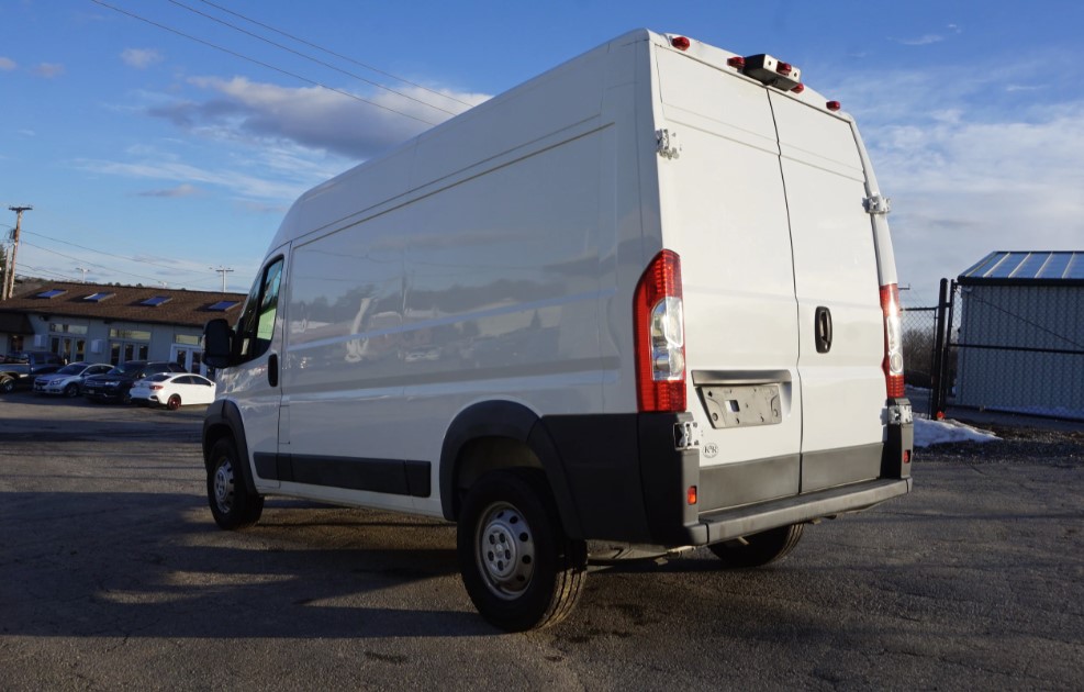 KRAutoSales's tweet image. Upgrade your fleet this summer! 

This pre-owned 2018 #RAMProMaster 2500 High Roof Cargo Van has 280 hp and tons of space for all your gear, products, and more. 353 cu ft cargo space and towing up to 5,100 lbs!

Check it out: bit.ly/3O7DZyI