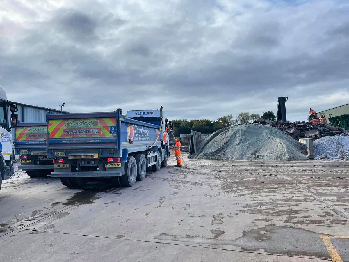 OakfieldLTD's tweet photo. Monday muck shifting ♻️

🚨 Availability this week 🚨

♻️ Tipper hire 
♻️ Grab Hire 
♻️ Recycled and quarried aggregates 
♻️ Muck away  

📲 01773 534000 

#tipperhireeastmidlands #grabhire #grabhireeastmidlands #muckaway #aggregates #recycledaggregates #lowloaderhire https://t.co/3GqV9nuewp