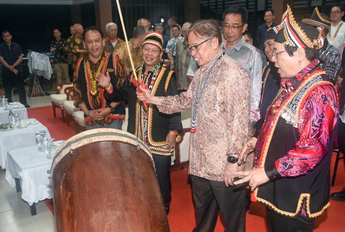 ybkarimhamzah's tweet photo. We had the privilege to accompany our #Premier at 15th Asso of Research & Dev’t Movement of
#Singai #Sarawak (Redeems) Gawai Gala Dinner held at #Singai #Bau last weekend.
Our premiere spoke a lot on sustaining local economy as well as environment #sustainability @JapenSarawak https://t.co/9BY2FlHBzs