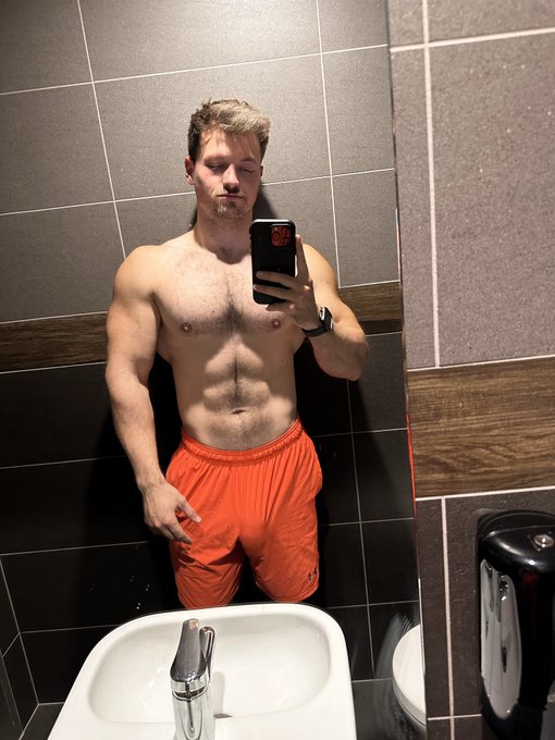 Abs coming through 👅 https://t.co/0ZYwl1l74S