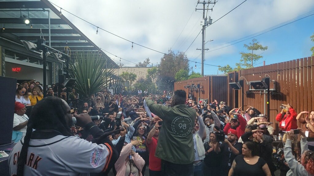 T’s as far as the eye can see #CRESTINPEACE #MAC D-R-E s/o to everybody who can out to #HISTORYOFTHEBAY #RESPECT to everyone who shared the stage with me #MUCHLOVE to my second home #sanfrancisco #SFC #MACN
