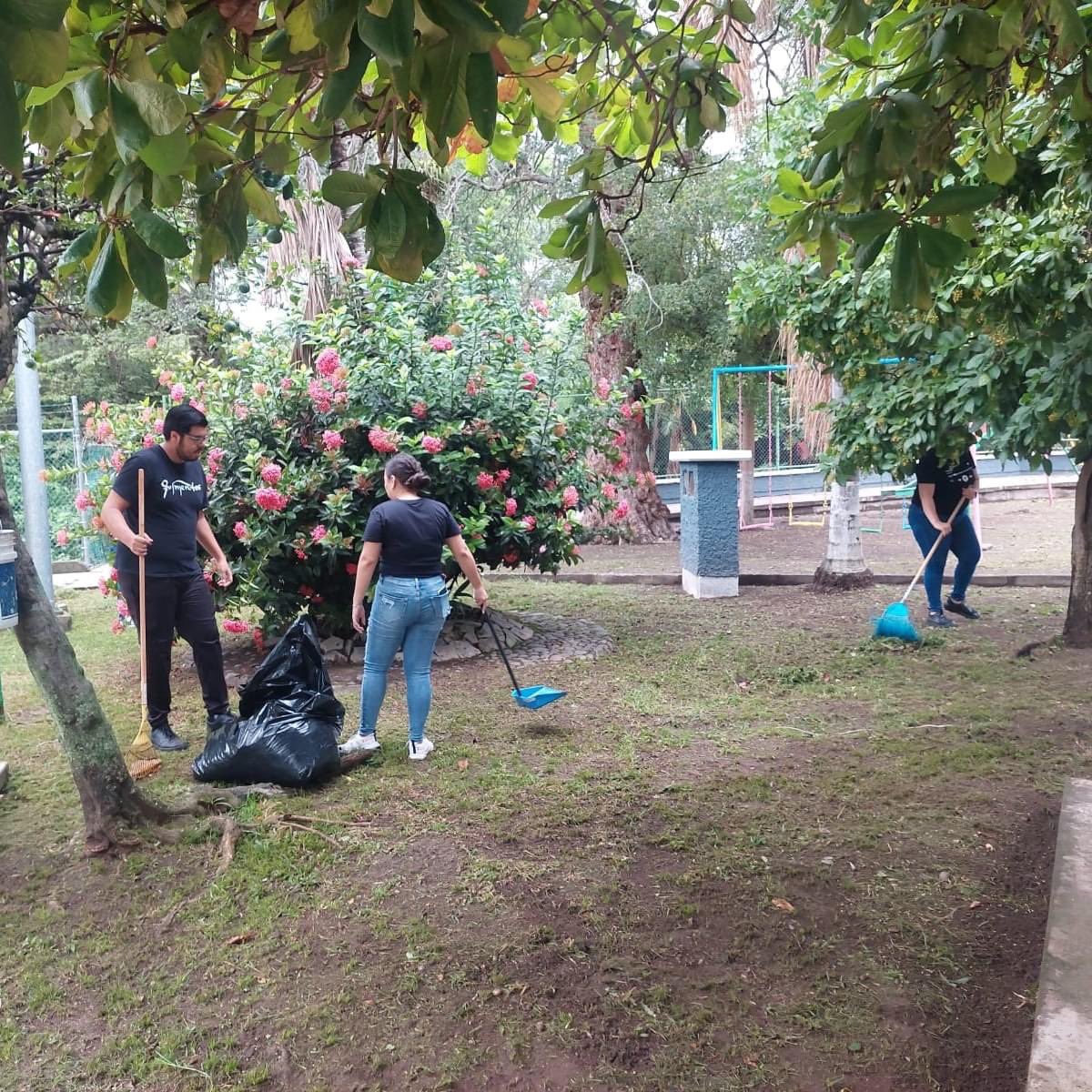 ColimaMunicipio's tweet photo. ¡Atendimos el jardín de #LaCapacha con jornada de #Talacheando!
Agradecemos a las y los que se sumaron con el Ayuntamiento, por ofrecer espacios limpios para las familias de #Colima. https://t.co/IkGwohY3bV