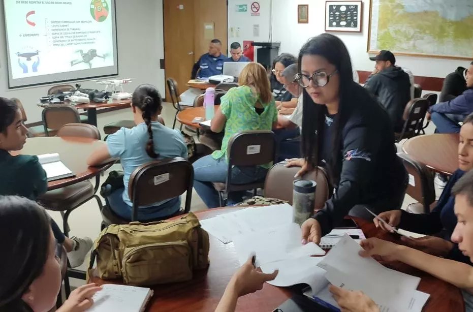 El #CiacVzla dio inicio al curso básico, observador y avanzado de RPAS, diseñado para proporcionar a los estudiantes los conocimientos y habilidades necesarios para operar sistemas de aeronaves pilotadas a distancia de forma segura y efectiva.