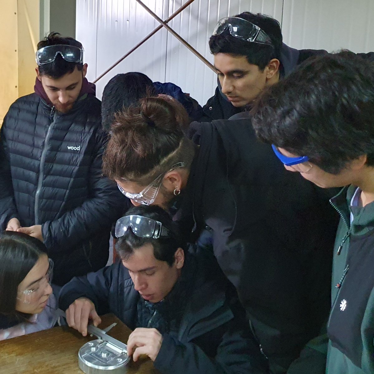 edodiez's tweet photo. Fin del curso IIM516 Automatización de la Producción y Robótica del @dimufro @VinculacionFICA @UFrontera, con una actividad práctica de mecanizado en máquina de control numérico. #ingenieria #automatizacion #neumatica #sensores #actuadores #plc #cnc #robotica
@mecatronicaufro https://t.co/Pg1p8J7ejn