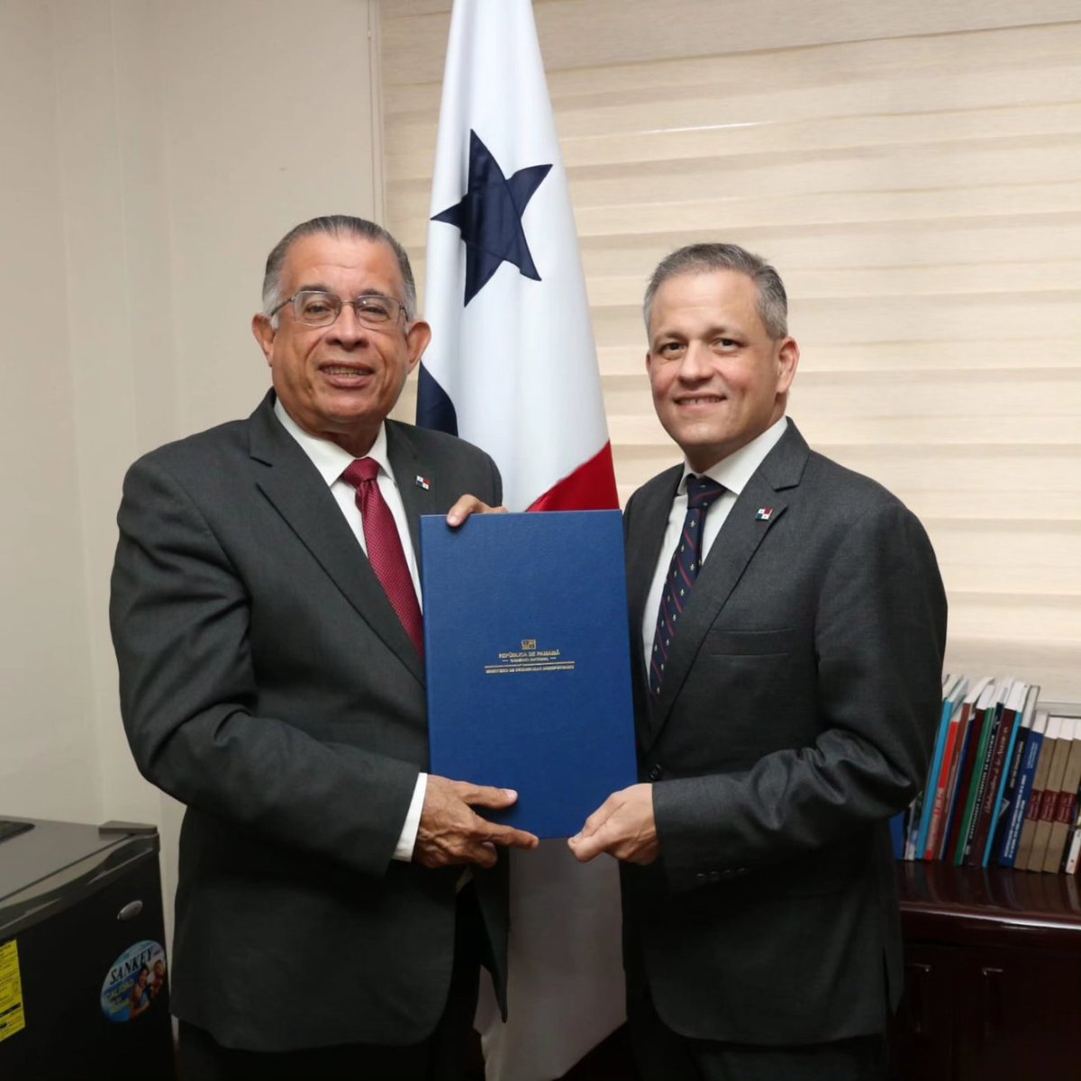 MIDAPma's tweet photo. El director Carlo Rognoni, fue designado hoy por el Pdte. @NitoCortizo, como nuevo secretario ejecutivo del Gabinete Agropecuario. El mismo tomó posesión, en un acto encabezado por el ministro @AugustoRamonV. https://t.co/BqstkzBCka