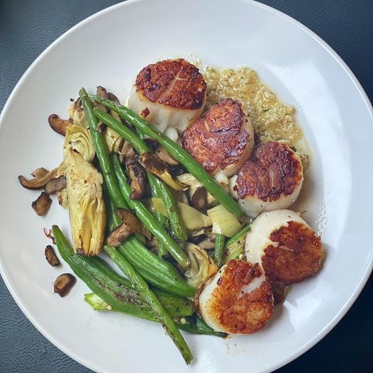 ObxTrio's tweet photo. This week’s Chef’s Choice Scallops are pretty delicious: Seared, local sea scallops with summer veggies and roasted garlic pesto. (This dish is also gluten AND dairy free!) #obxrestaurant #obxmarket #outerbanks #kittyhawknc

https://t.co/c2Mxjr5ulZ https://t.co/n91K2Mclxd