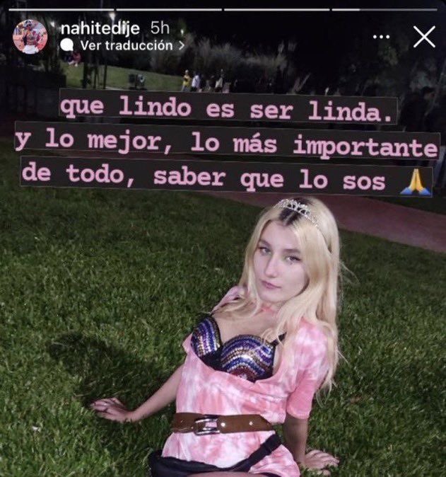 cada vez que paso por alguna superficie espejada no puedo evitar mirarme soy esta