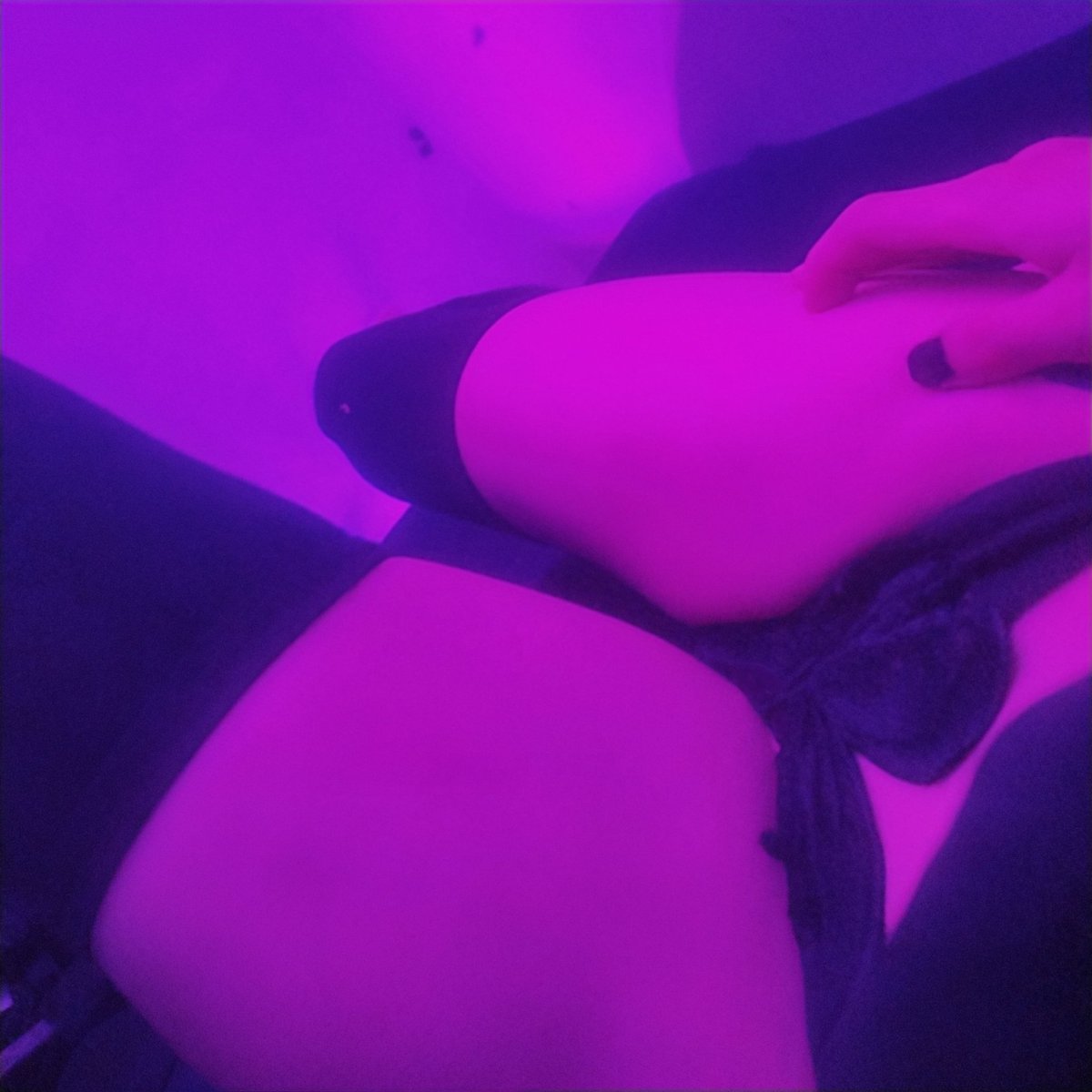 Araya_Trap's tweet photo. De vuelta, hasta que la depresión ataque de nuevo 👊🏻

#femboy #trapito #thighs #uwu https://t.co/HkNAN2jheh