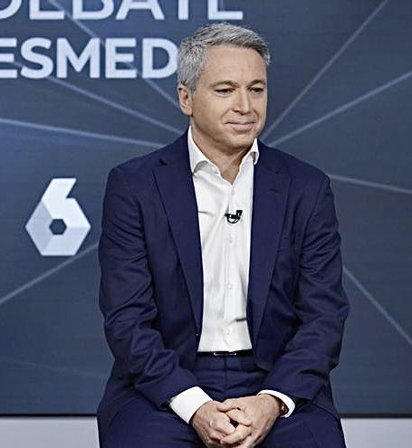 anluma99's tweet photo. El periodista lacayo

El gabinete electoral de Sanchez cometió un error brutal en el debate de ayer: ceder a la petición de Feijóo y aceptar un debate moderado por un periodista como Vicente Vallés. Sucedió en dos momentos muy importantes en los que Feijóo estaba acorralado. Cuando Sánchez señaló los pactos de Feijóo con Vox sosteniendo  que estaba cambiando  “principios por votos” ,  Vicente Vallés cortó a Sánchez con la excusa de dar paso a otro bloque temático. La segunda ocasión en la que el periodista marrullero entró en acción fue cuando Sánchez empezó a hablar de los sobresueldos no declarados  y  pidió a Feijóo que explicara sus complementos extras, fue entonces cuando el lacayuno Vallés cortó nuevamente su intervención ayudando a un acorralado Feijóo