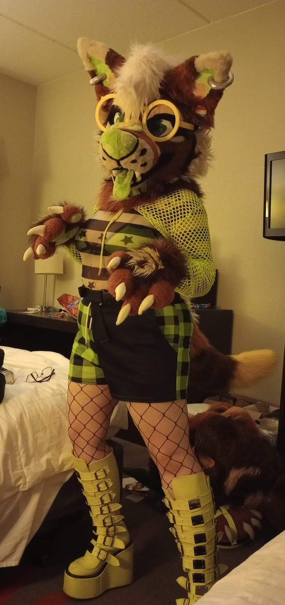 trash_monarch's tweet photo. rave fit from Saturday night @ Anthrocon
.
#furry #anthrocon2023 #fursuit #fursuitrave #furryart https://t.co/QiVyoTVvXf